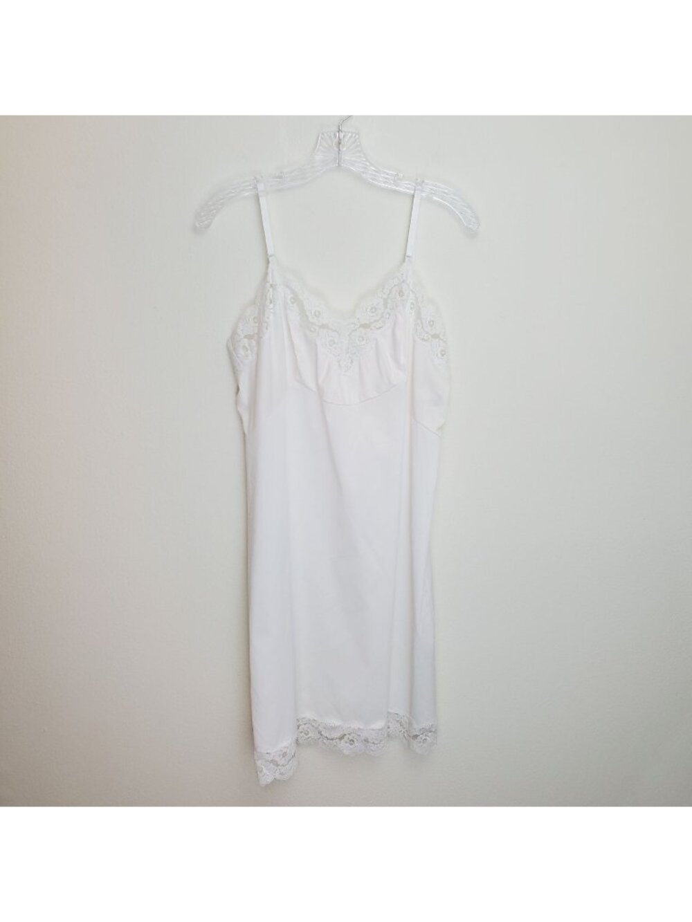 Vintage Vanity Fair white lace trimmed full slip